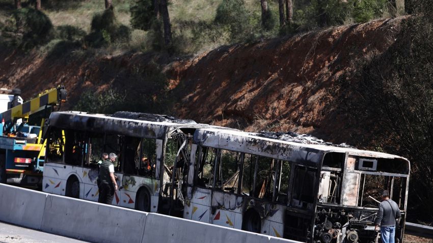 Ολοσχερώς κάηκε το λεωφορείο του ΟΑΣΘ στην Περιφερειακή Οδό