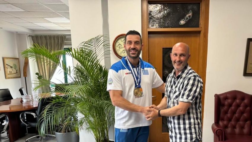 Τιμητική πλακέτα και το μετάλλιο του Δήμου Πέλλας στον πρωταθλητή του Taekwondo Γιάννη Ιωαννίδη