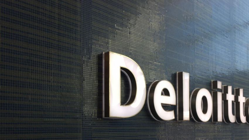 Υπογραφή μνημονίου συνεργασίας της Deloitte και της Πανελλήνιας Ομοσπονδίας Ξενοδόχων