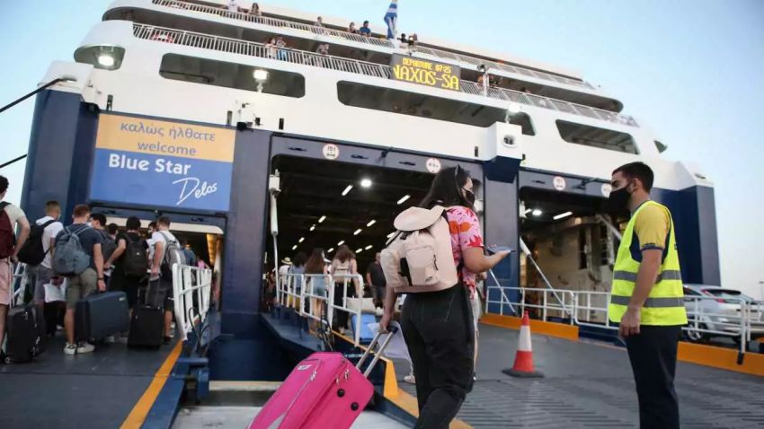 Τουλάχιστον 24.000 επιβάτες θα ταξιδέψουν σήμερα από το λιμάνι του Πειραιά